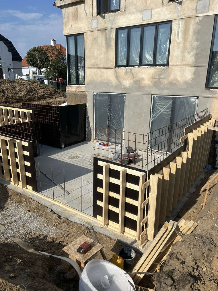 Nedsænket terrasse i kælderniveau under opbygning
